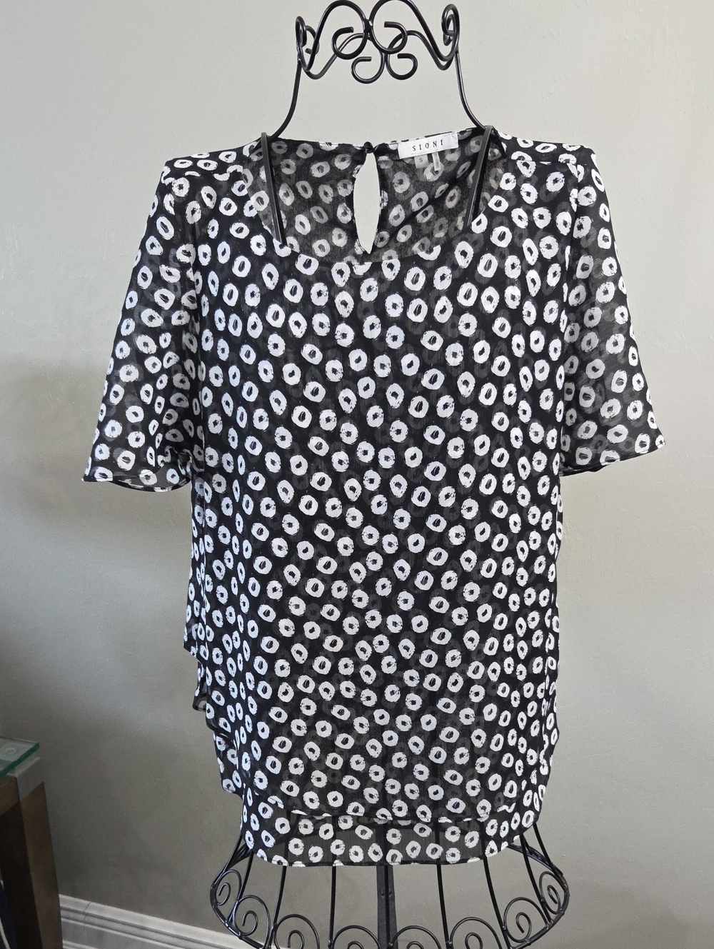 Sioni Black & White Dot Keyhole Short Sleeve Blouse